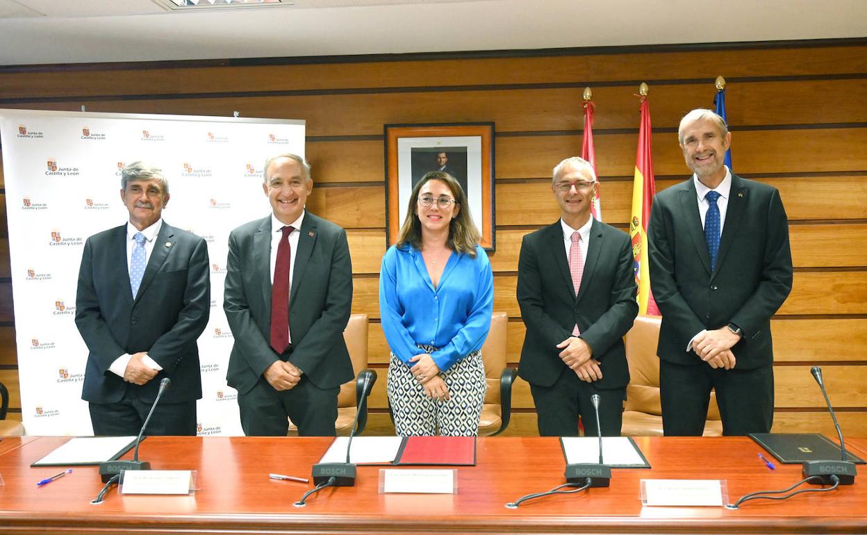 Junta y universidades se comprometen a compartir recursos para avanzar en el mundo digital