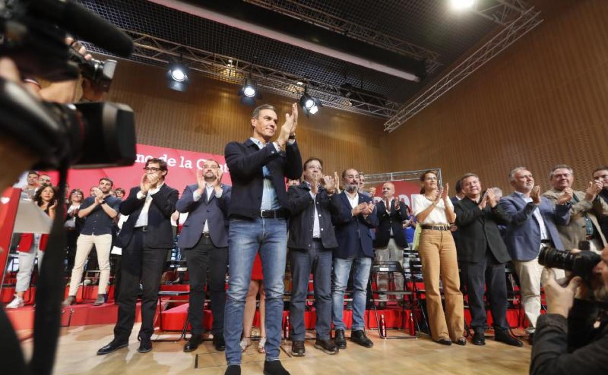 El presidente del Gobierno, Pedro Sánchez, acompañado de varios presidentes autonómicos en el acto de hoy.