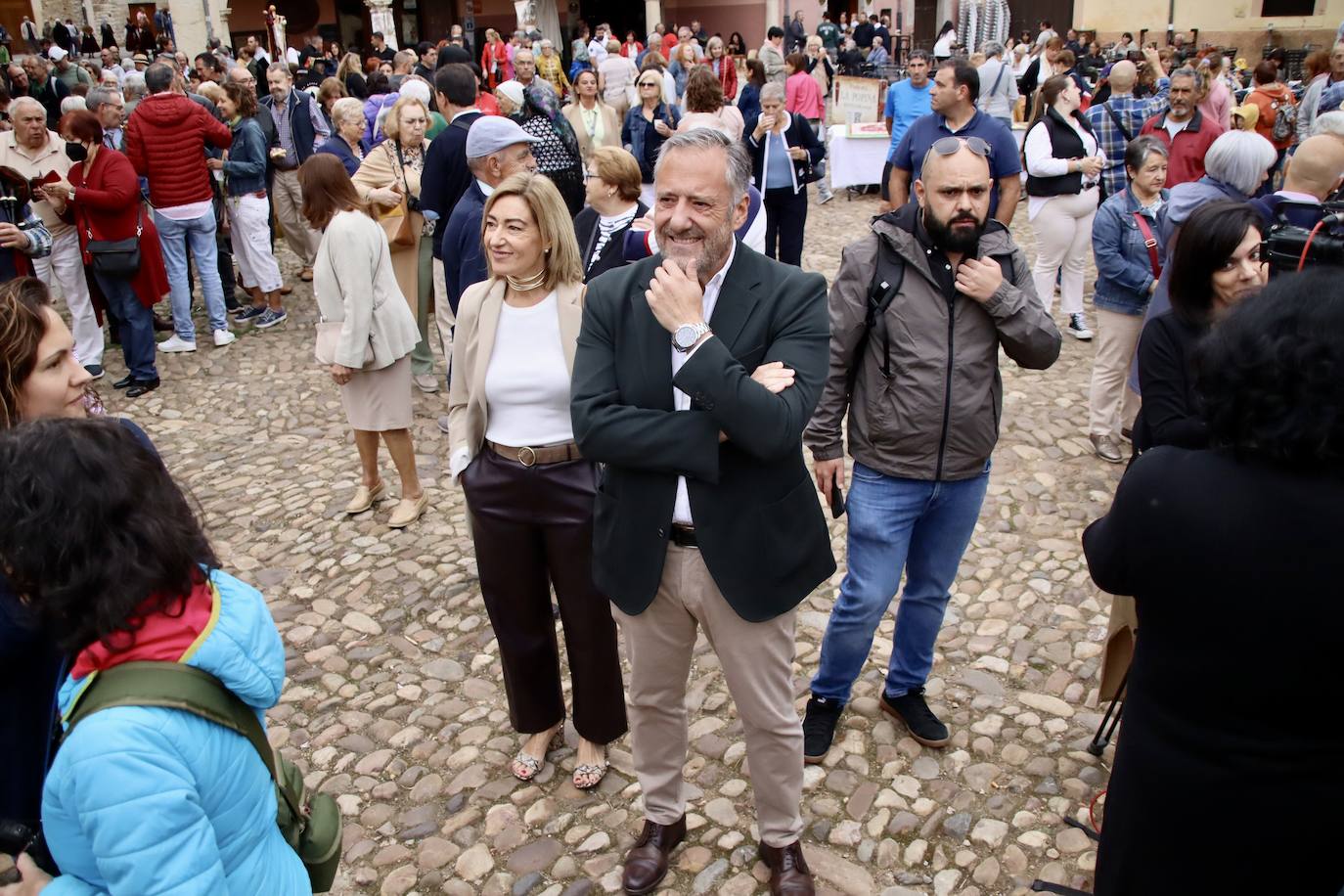 León ha vuelto a revivir La Melonera, después de dos años de pandemia, la Plaza del Grano se ha vuelto a vestir con paño y pañuelos de mil colores para hacer un homenaje a la tradición y recuperar la tradición de la ceiba