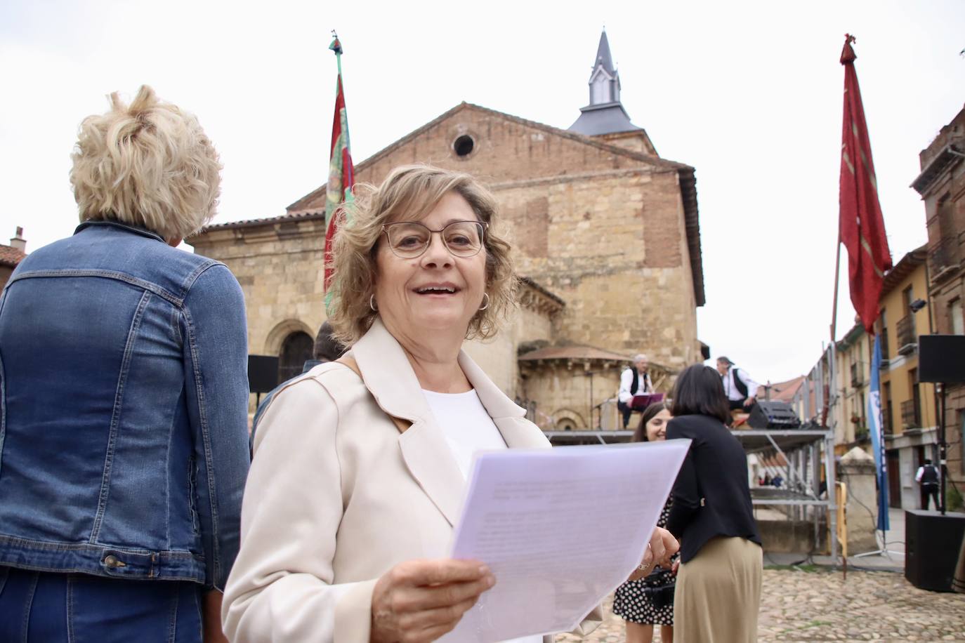 León ha vuelto a revivir La Melonera, después de dos años de pandemia, la Plaza del Grano se ha vuelto a vestir con paño y pañuelos de mil colores para hacer un homenaje a la tradición y recuperar la tradición de la ceiba