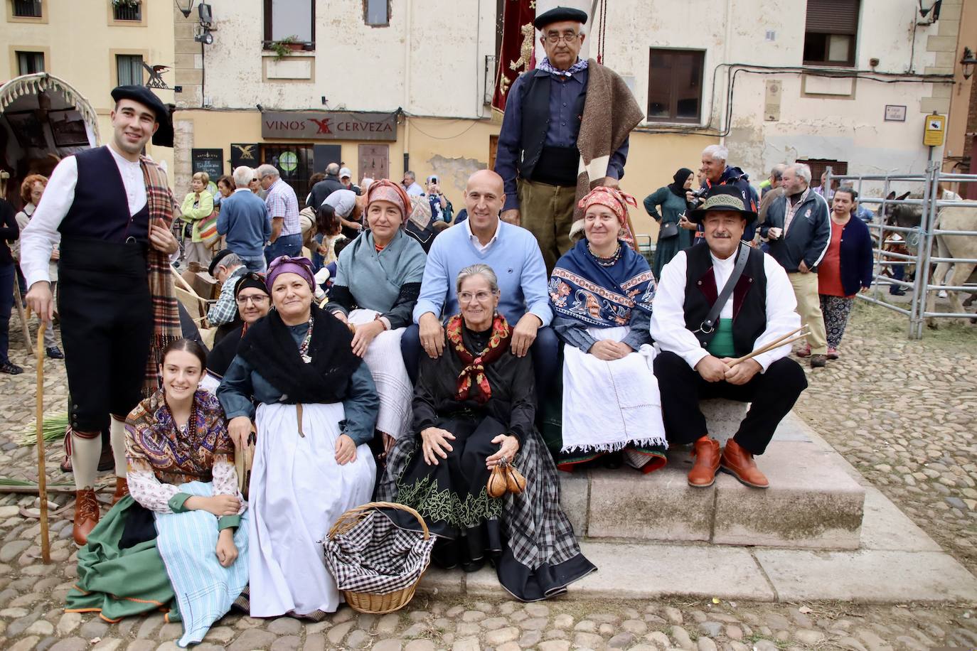 León ha vuelto a revivir La Melonera, después de dos años de pandemia, la Plaza del Grano se ha vuelto a vestir con paño y pañuelos de mil colores para hacer un homenaje a la tradición y recuperar la tradición de la ceiba