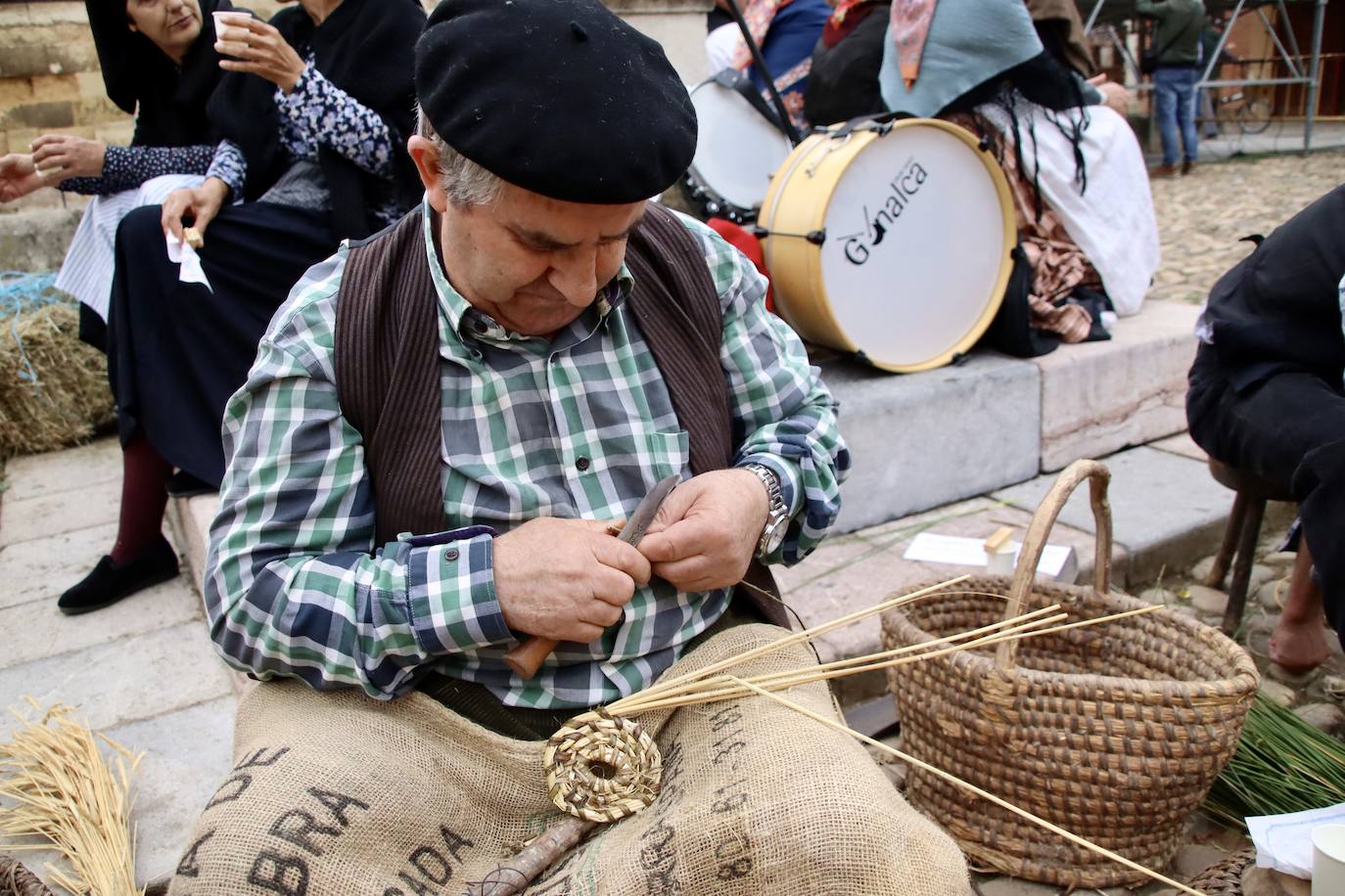 León ha vuelto a revivir La Melonera, después de dos años de pandemia, la Plaza del Grano se ha vuelto a vestir con paño y pañuelos de mil colores para hacer un homenaje a la tradición y recuperar la tradición de la ceiba