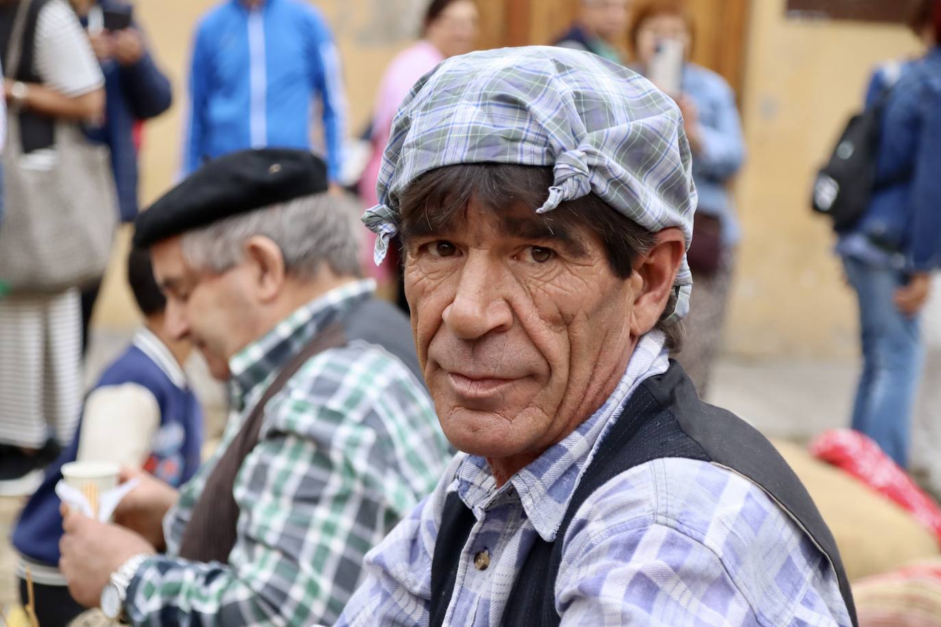 León ha vuelto a revivir La Melonera, después de dos años de pandemia, la Plaza del Grano se ha vuelto a vestir con paño y pañuelos de mil colores para hacer un homenaje a la tradición y recuperar la tradición de la ceiba