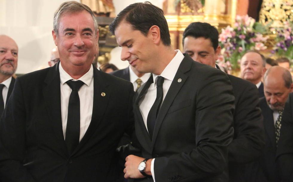 El abad saliente, Fran Jimeno (izquierda), recibe el abrazo de nuevo abad, Juan Muñiz, tras el cambio de varas en Santa Nonia.