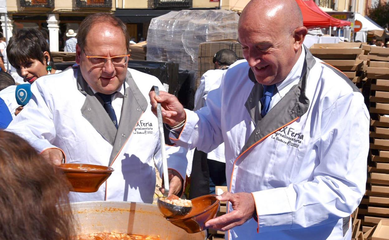 El consejero de la Presidencia, Jesús Julio Carnero, participa en la jornada festiva de la Alubiada de La Bañeza dentro de su XIX Feria Agroalimentaria.