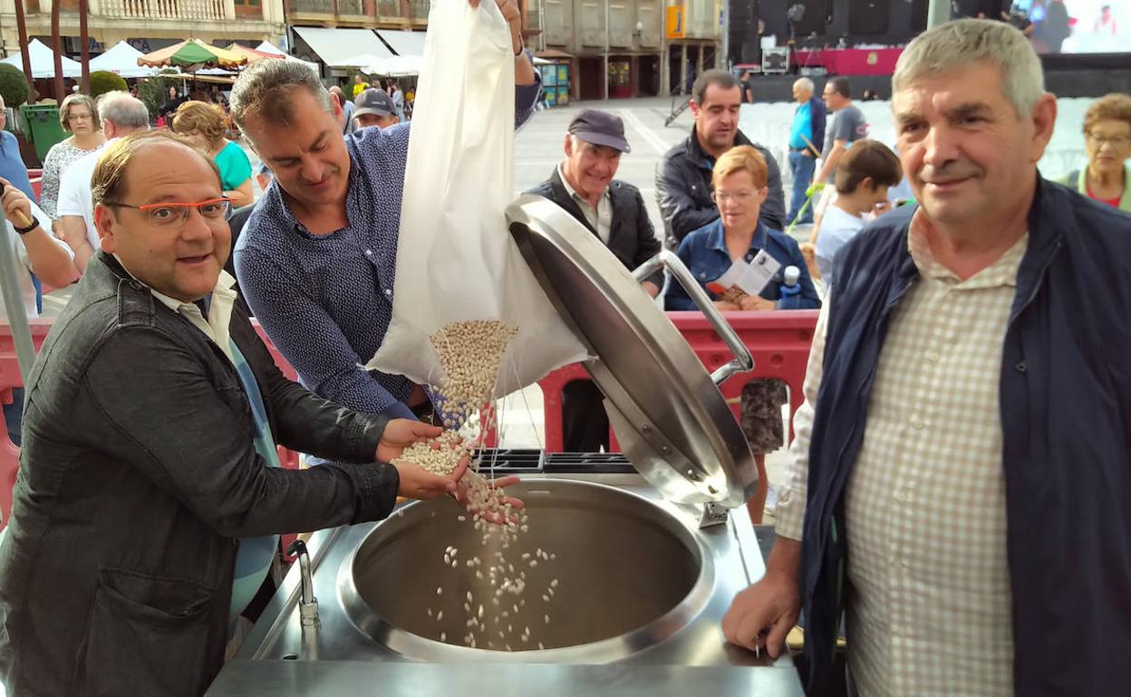 El alcalde de La Bañeza Javier Carrera en la preparación de la Alubiada. 