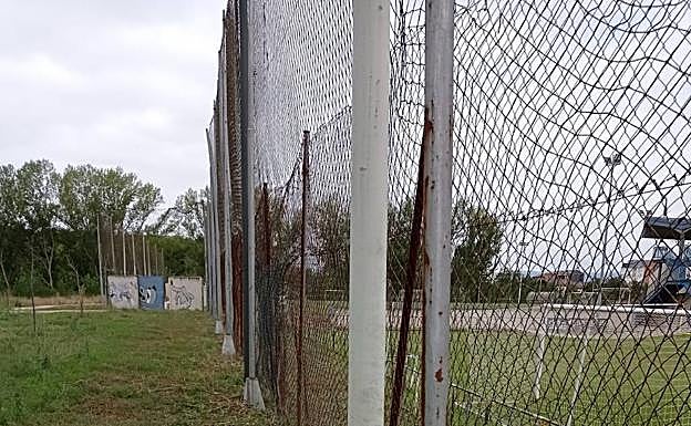 Imagen principal - Ponferrada acomete obras de desbroce limpieza y vallado del campo de fútbol de Flores del Sil