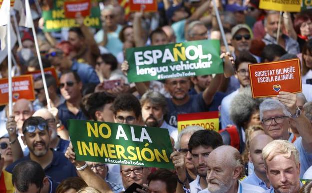 Imagen principal - Imágenes de la manifestación en Cataluña.