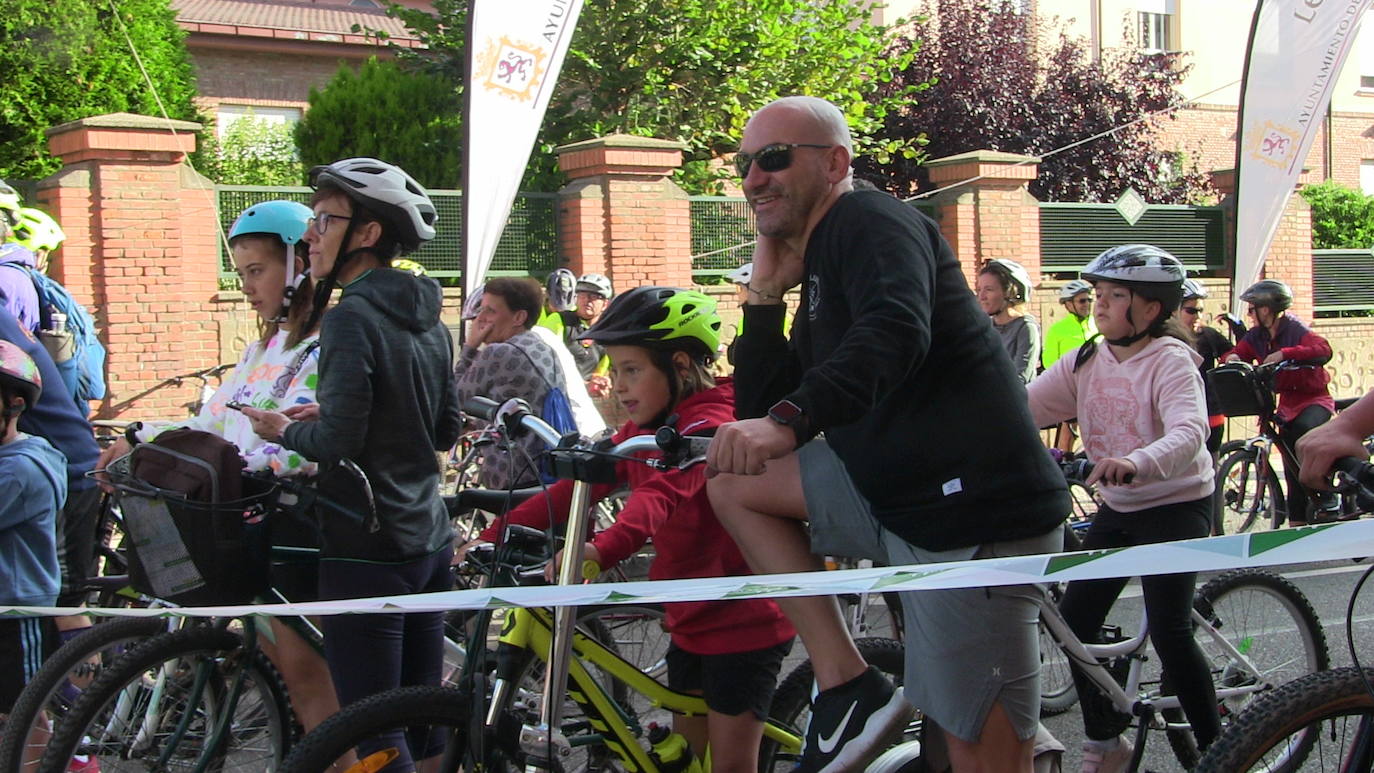 Fotos: 3.000 leoneses participan en el &#039;Día de la bici&#039; en una jornada para la diversión pero también la concienciación y la educación en los valores de movilidad, ahorro energético y respeto al medio ambiente