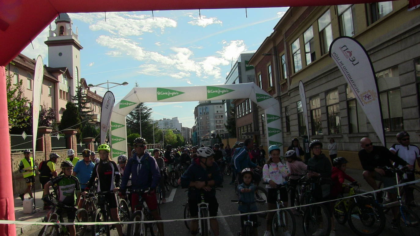 Fotos: 3.000 leoneses participan en el &#039;Día de la bici&#039; en una jornada para la diversión pero también la concienciación y la educación en los valores de movilidad, ahorro energético y respeto al medio ambiente