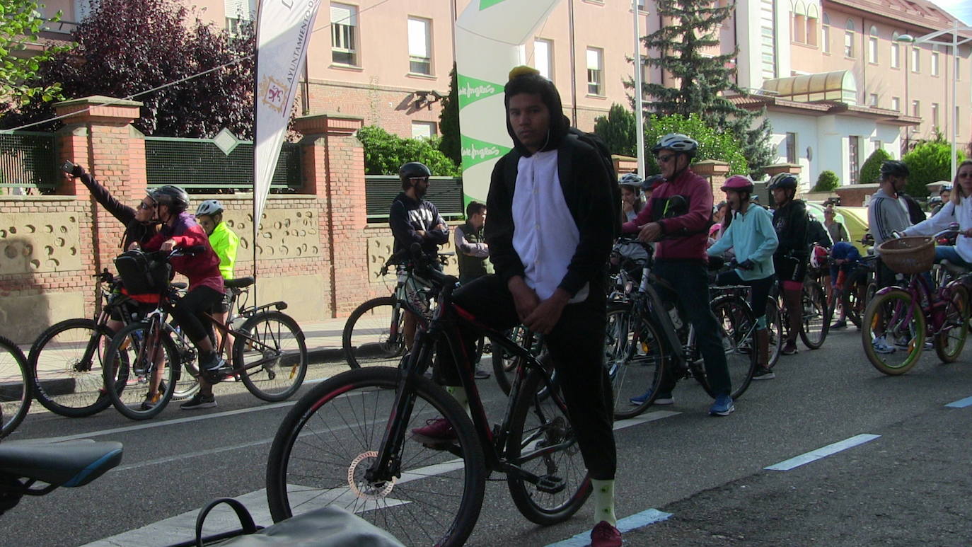 Fotos: 3.000 leoneses participan en el &#039;Día de la bici&#039; en una jornada para la diversión pero también la concienciación y la educación en los valores de movilidad, ahorro energético y respeto al medio ambiente