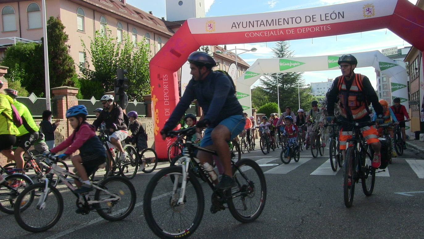 Fotos: 3.000 leoneses participan en el &#039;Día de la bici&#039; en una jornada para la diversión pero también la concienciación y la educación en los valores de movilidad, ahorro energético y respeto al medio ambiente