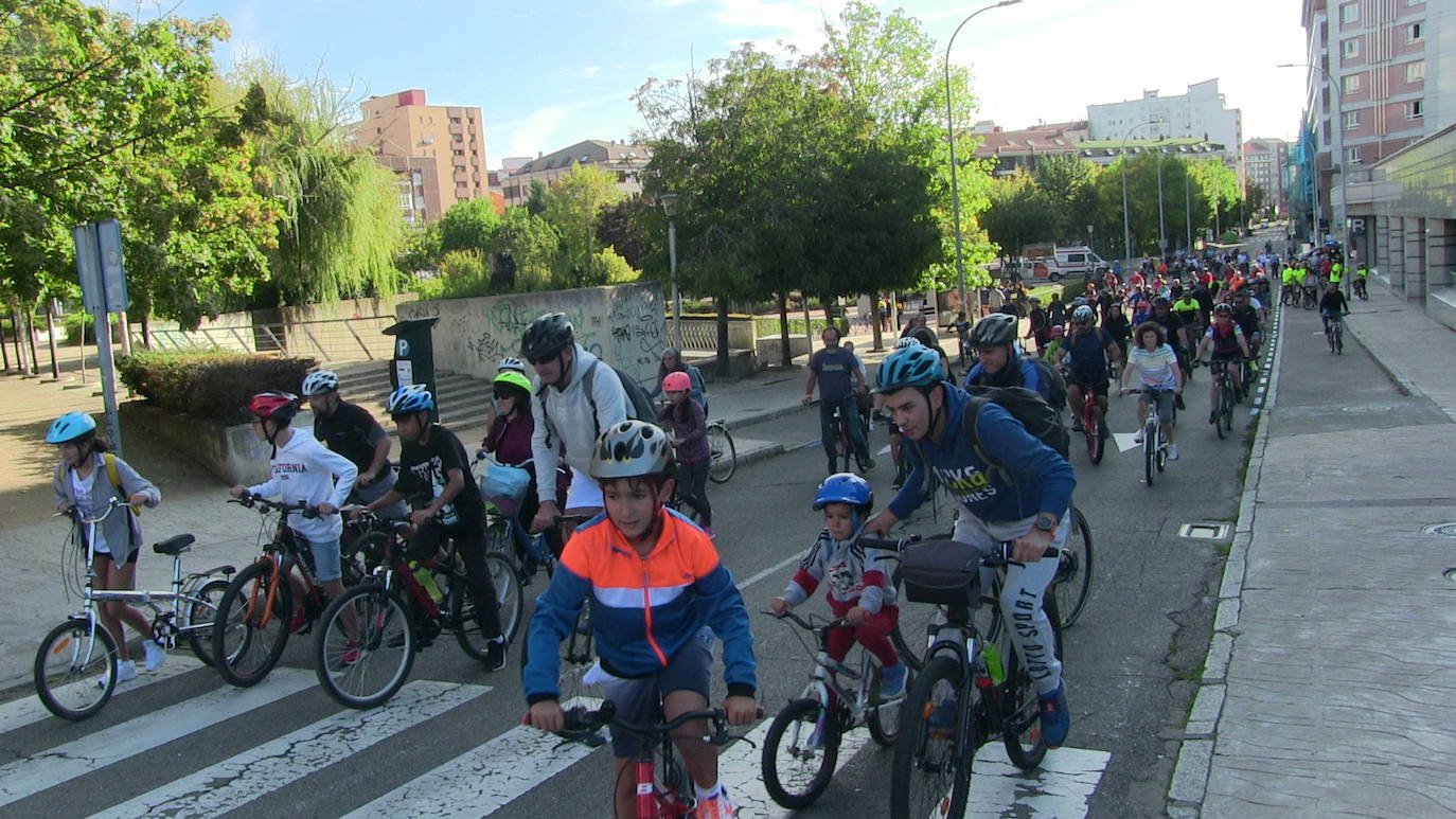 Fotos: 3.000 leoneses participan en el &#039;Día de la bici&#039; en una jornada para la diversión pero también la concienciación y la educación en los valores de movilidad, ahorro energético y respeto al medio ambiente