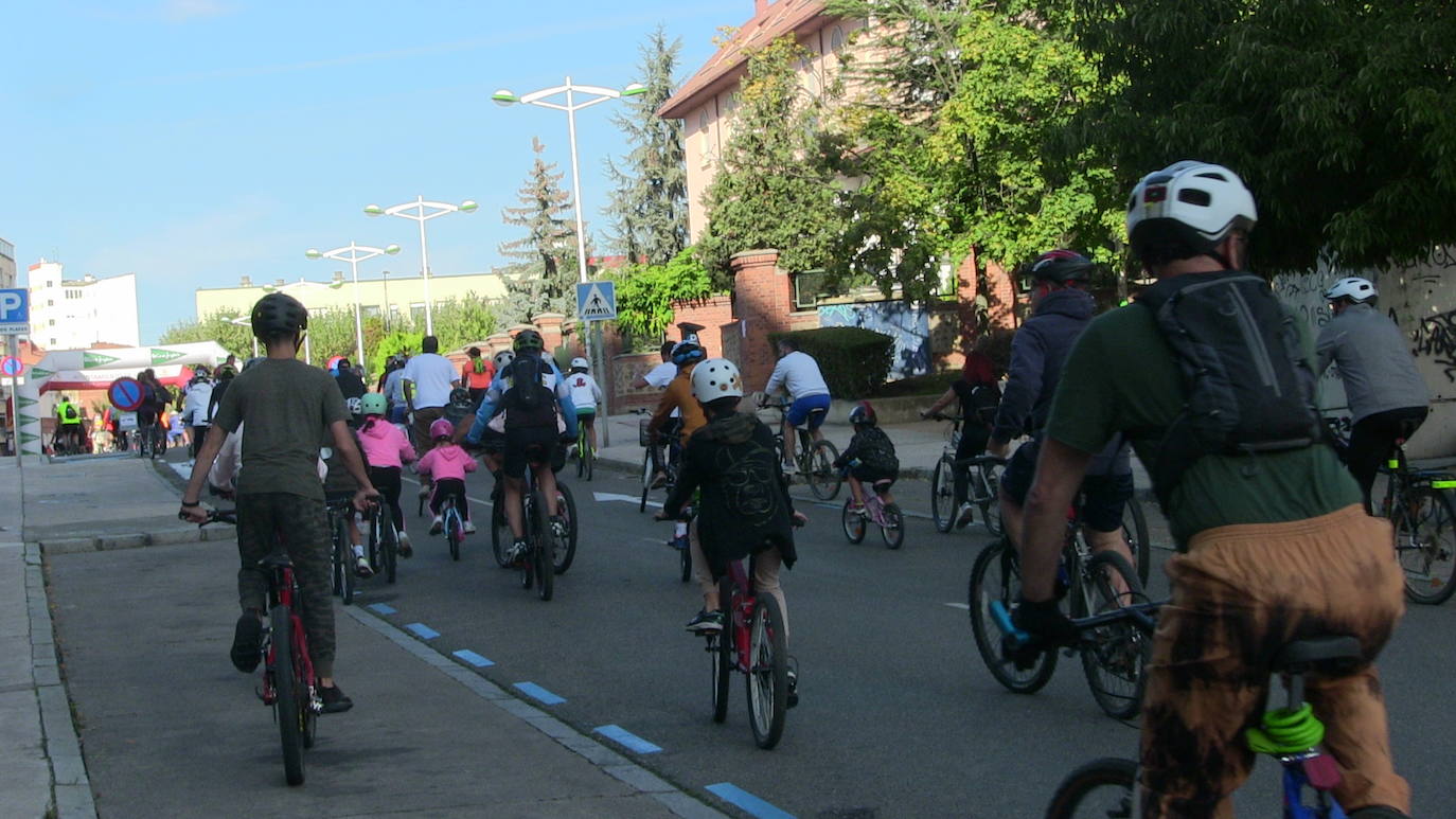 Fotos: 3.000 leoneses participan en el &#039;Día de la bici&#039; en una jornada para la diversión pero también la concienciación y la educación en los valores de movilidad, ahorro energético y respeto al medio ambiente