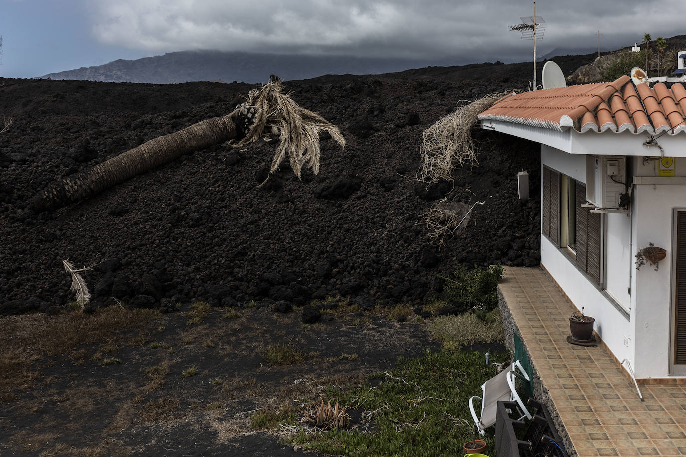 Una casa parcialmente afectada por la colada.