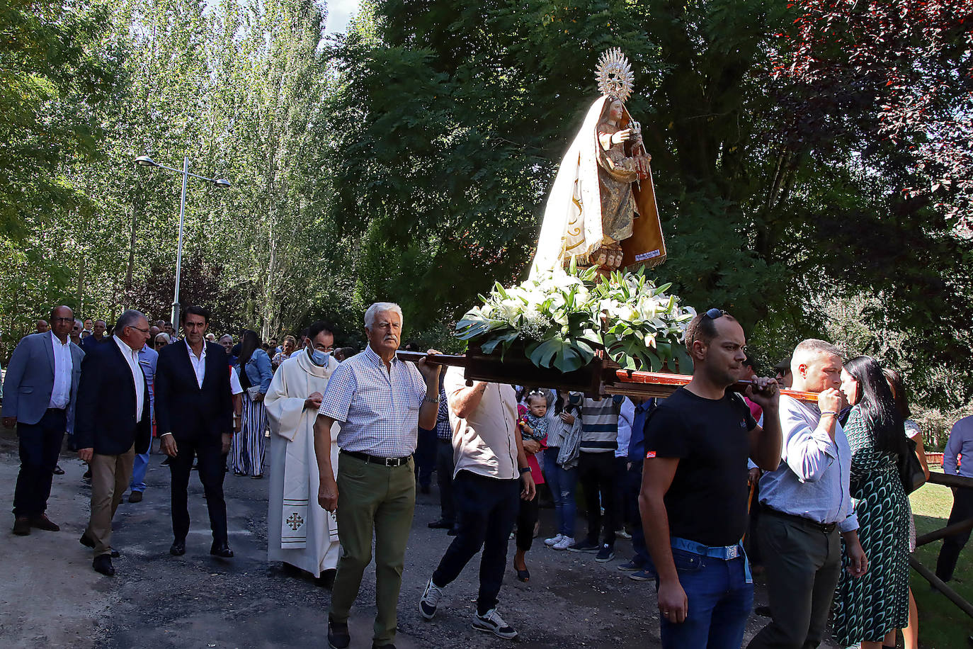 Fotos: Visita a la ermita de Nuestra Señora de Manzaneda en Manzaneda de Torío