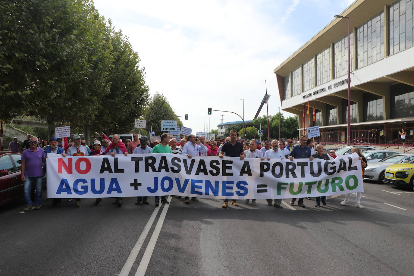 Miles de manifestantes solicitan el fin del desembalse de agua desde León a Portugal.