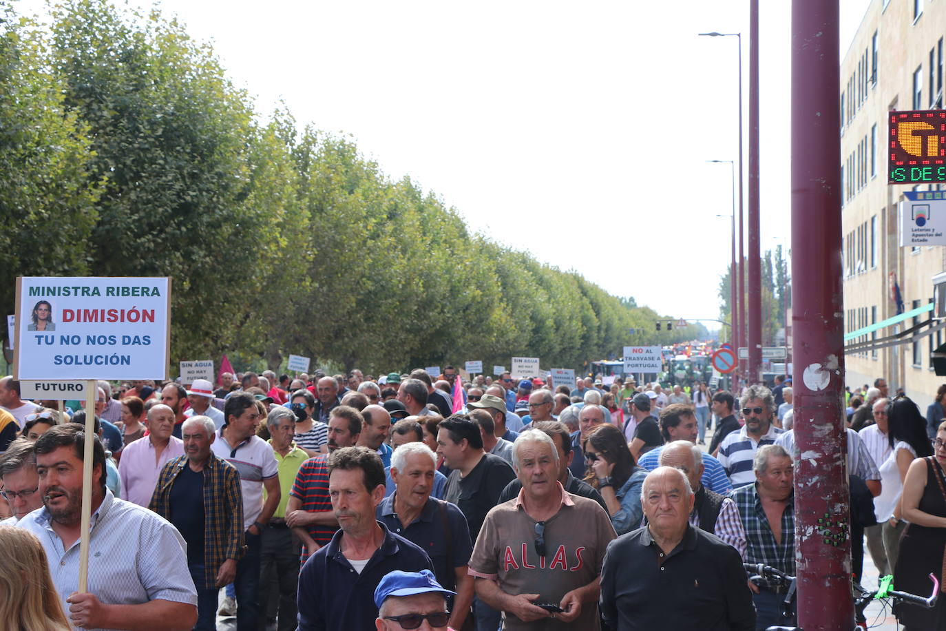 Miles de manifestantes solicitan el fin del desembalse de agua desde León a Portugal.