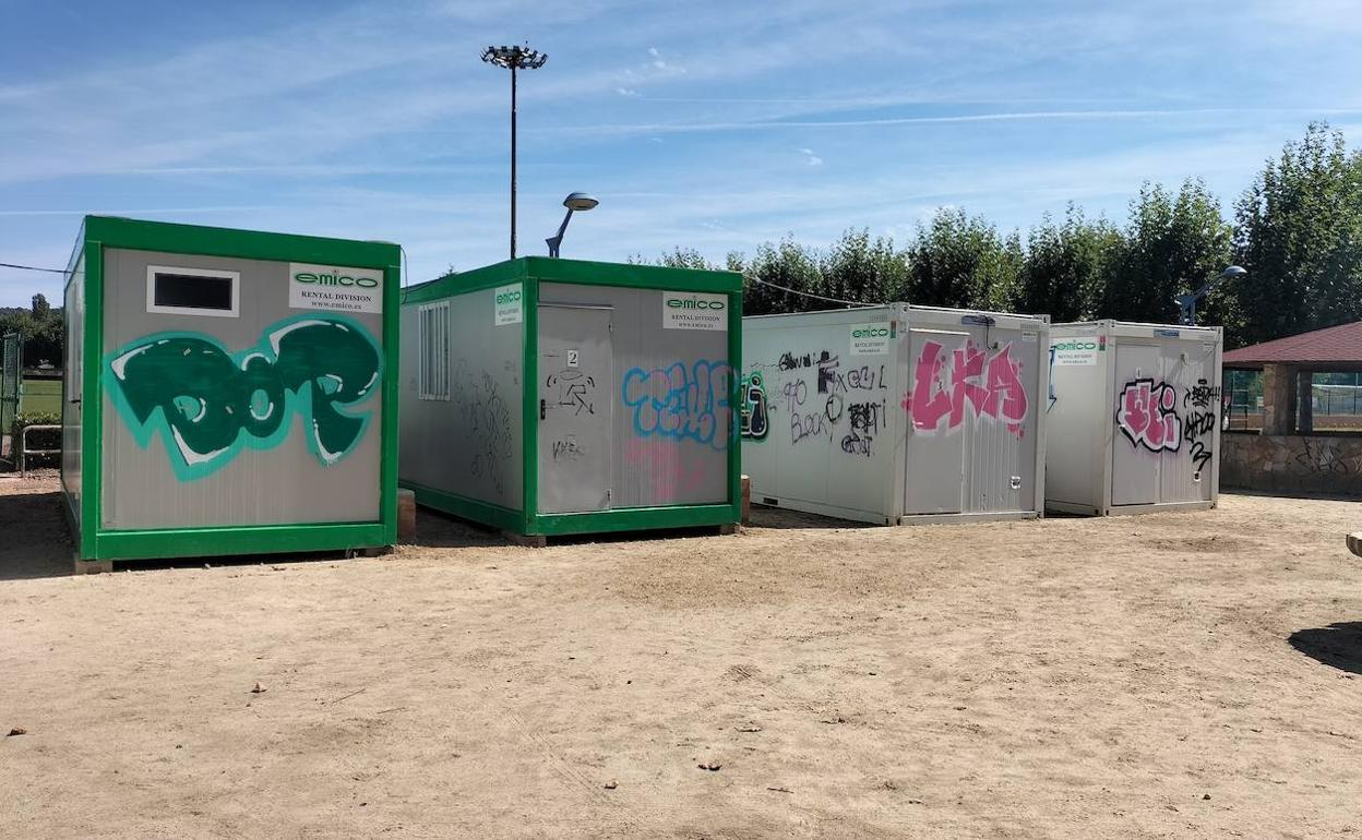 Imagen de los contenedores que hacen las veces de duchas en el campo de fútbol de El Ejido. 