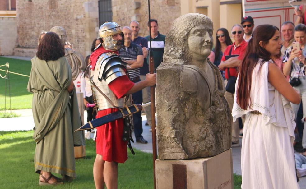 Una de las rutas teatralizadas en el Centro de Interpretación del León Romano donde los asientes pudieron conocer de cerca el llegado del Imperio Romano en León.