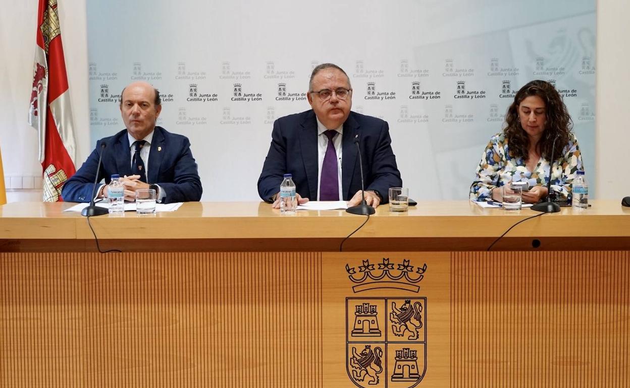 El consejero de Sanidad este lunes en rueda de prensa. 