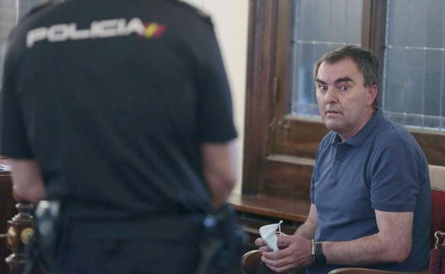 El acusado, en la sala de la Audiencia Provincial este lunes. 