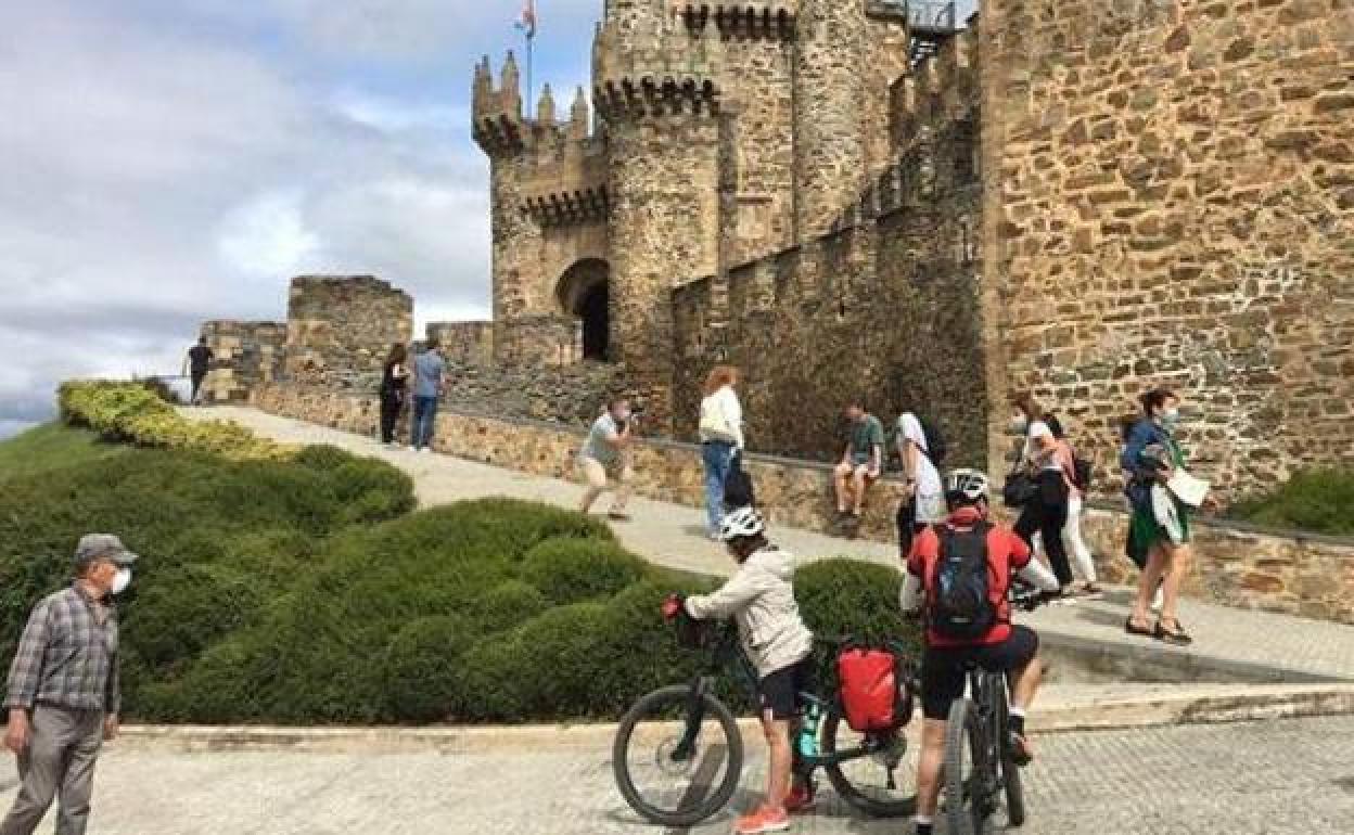 Visitantes en el Castillo de los Templarios de Ponferrada.