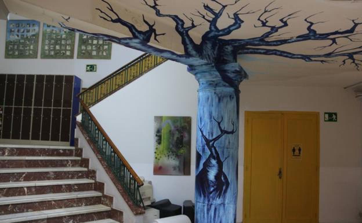 La Escuela de Arte de León presenta dos obras restauradas por alumnas en la biblioteca pública