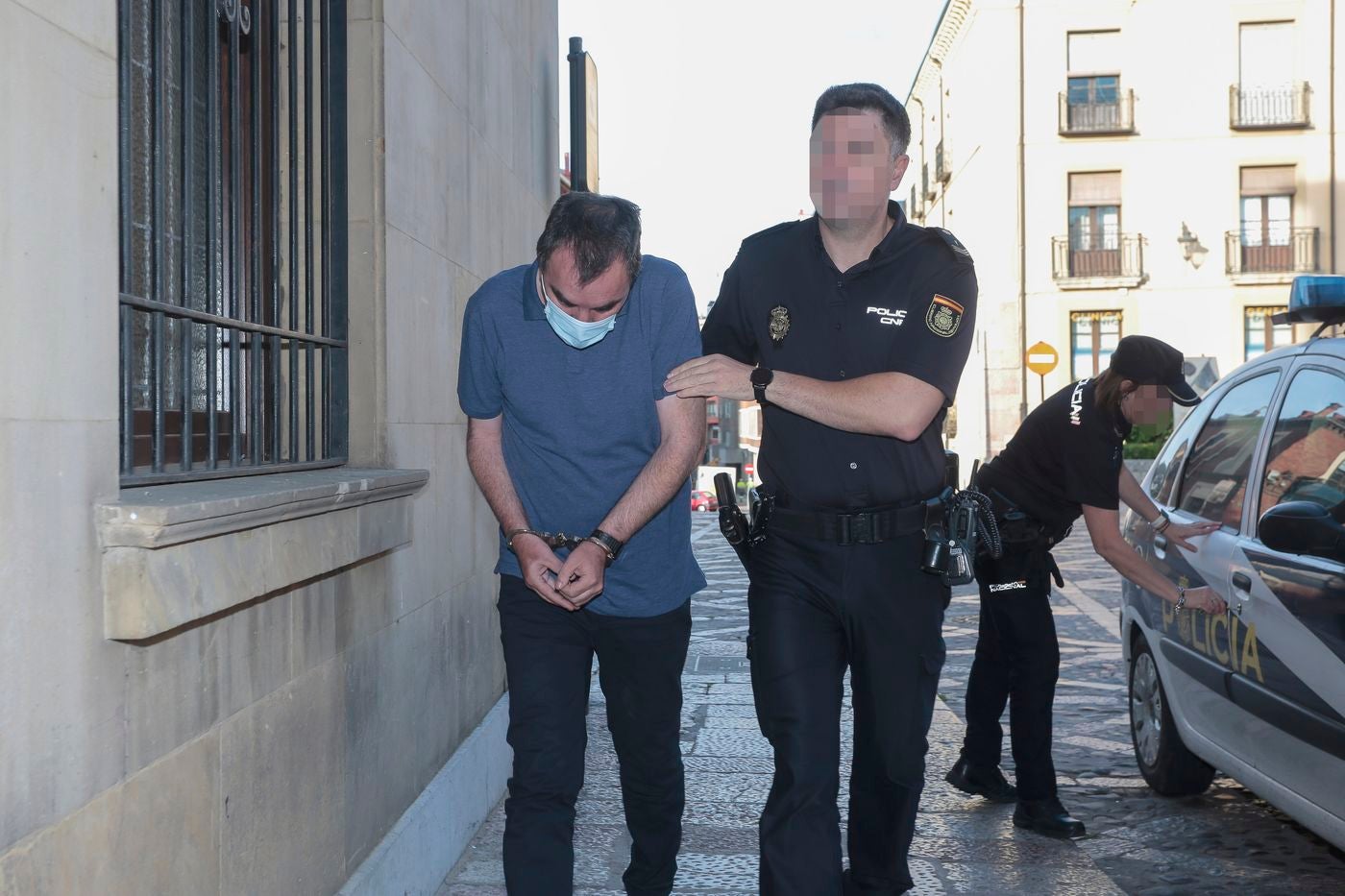 El hombre acusado de arrojar a una mujer por la ventana: «No sé lo que pasó, se me cayó». Fue en la madrugada del 10 de marzo de 2021 cuando la policía detenía a un hombre de 55 años en Ponferrada acusado de arrojar a su compañera de piso por un balcón, que falleció prácticamente en el acto. 