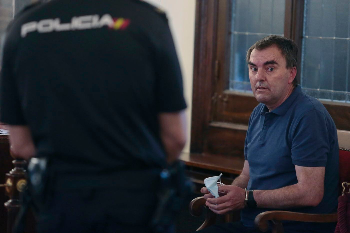 El hombre acusado de arrojar a una mujer por la ventana: «No sé lo que pasó, se me cayó». Fue en la madrugada del 10 de marzo de 2021 cuando la policía detenía a un hombre de 55 años en Ponferrada acusado de arrojar a su compañera de piso por un balcón, que falleció prácticamente en el acto. 