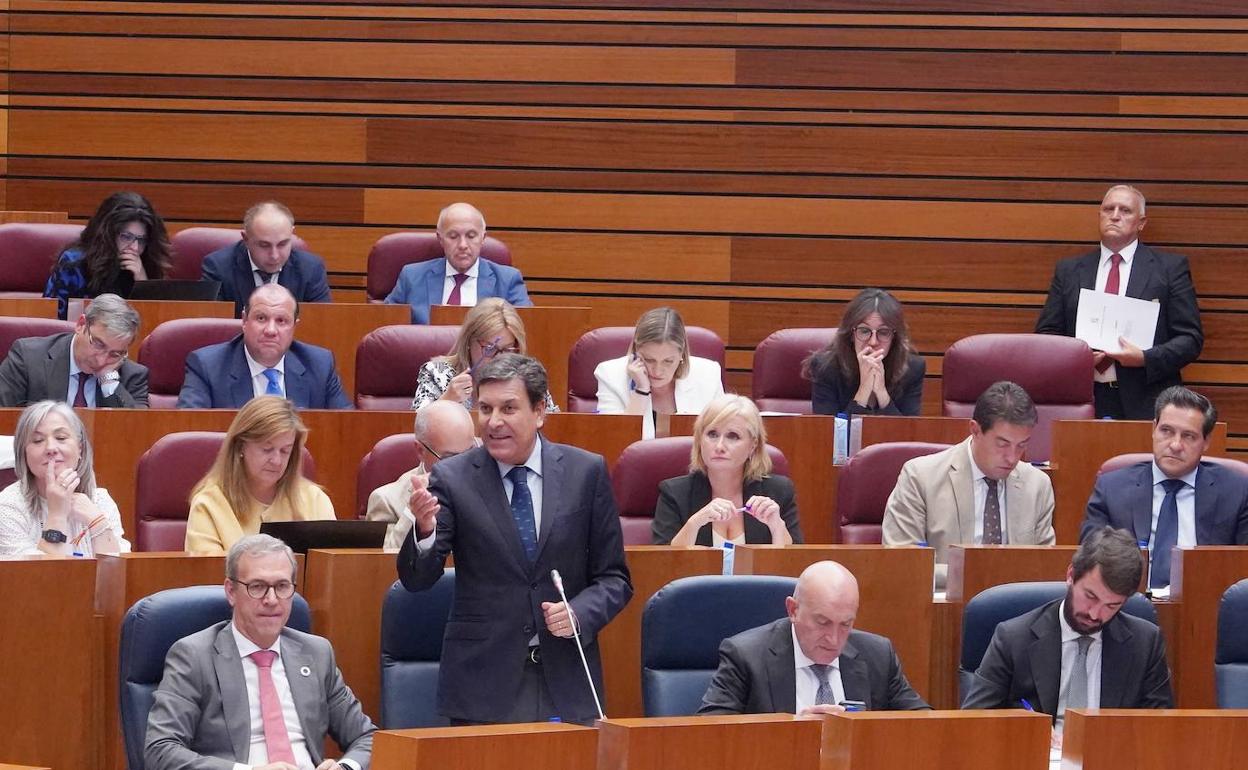 El consejero de Economía, Carlos Fernández Carriedo, durante su intervención en el pleno este martes.