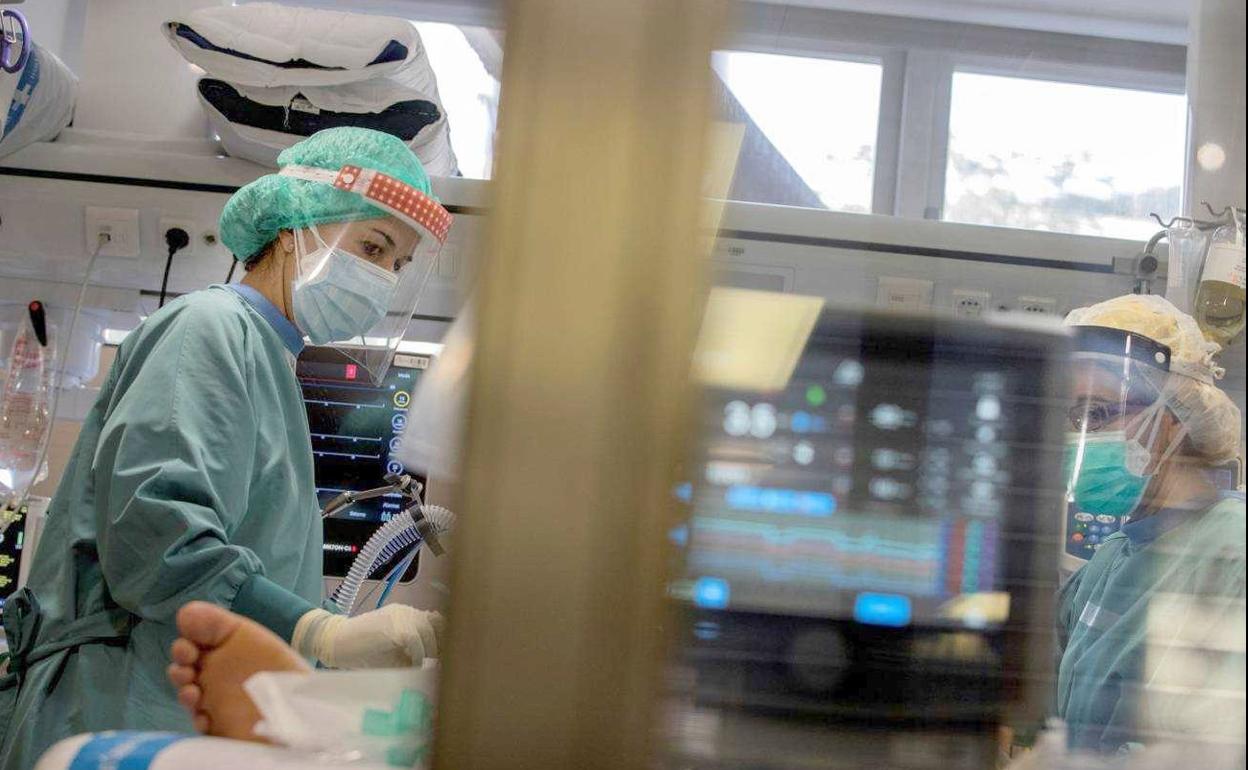 Imagen de un paciente covid ingresado en una unidad de críticos de un hospital. 