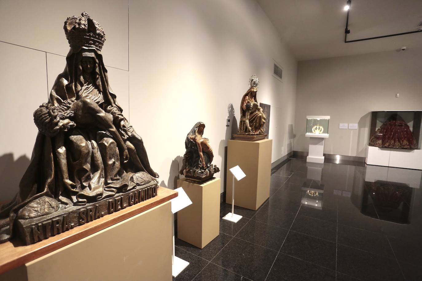 El Museo Diocesano y de Semana Santa de León acoge desde este martes y hasta el 16 de octubre la exposición 'Sicut dolor meus. Arte y devoción en torno a la Virgen del Mercado' que reúne las piezas suntuarias más importantes de su ajuar. 