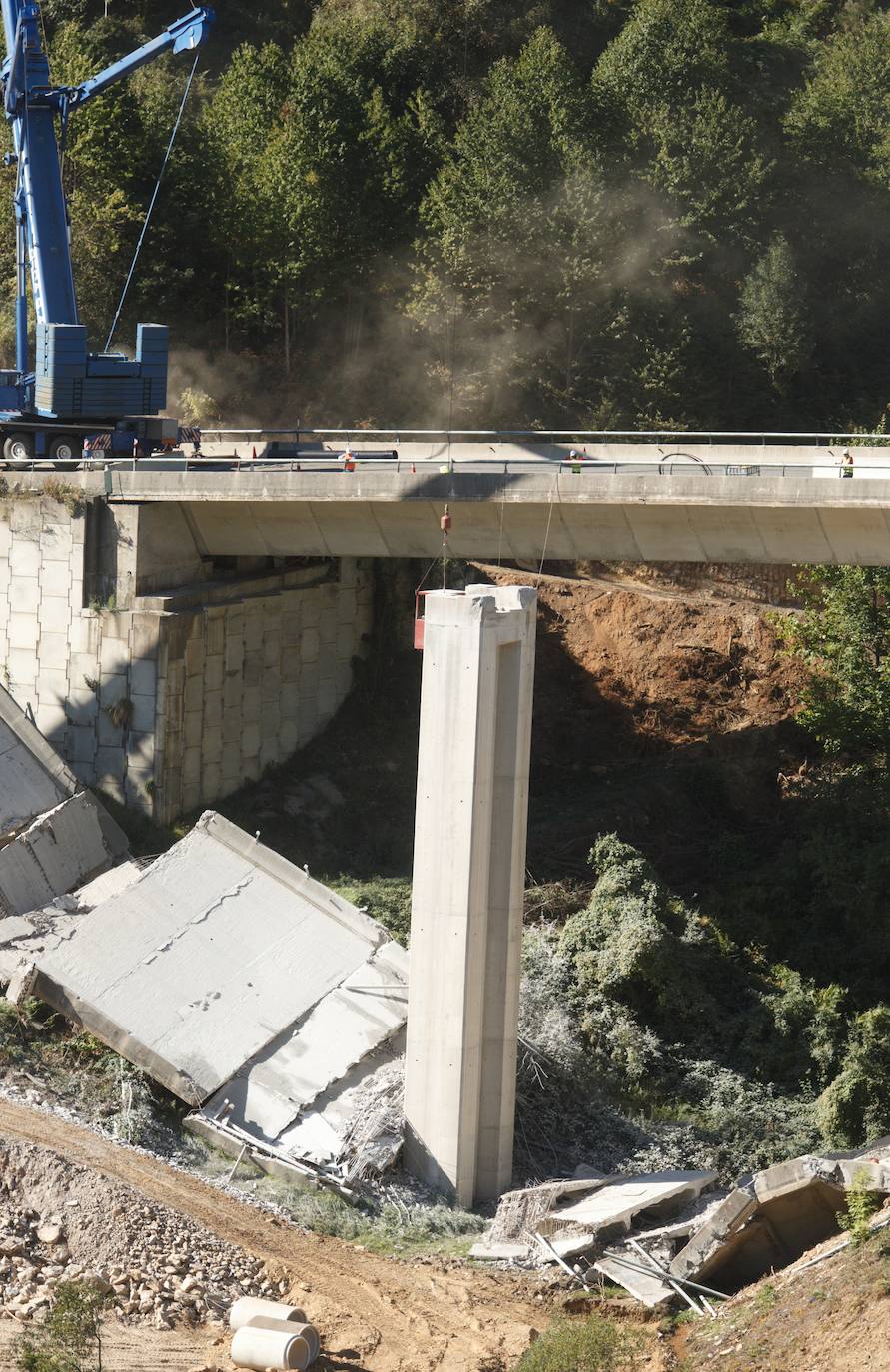 El Mitma inicia el desmontaje de las pilas 1 y 2 del viaducto del Castro de la A-6 en Vega de Valcarce.