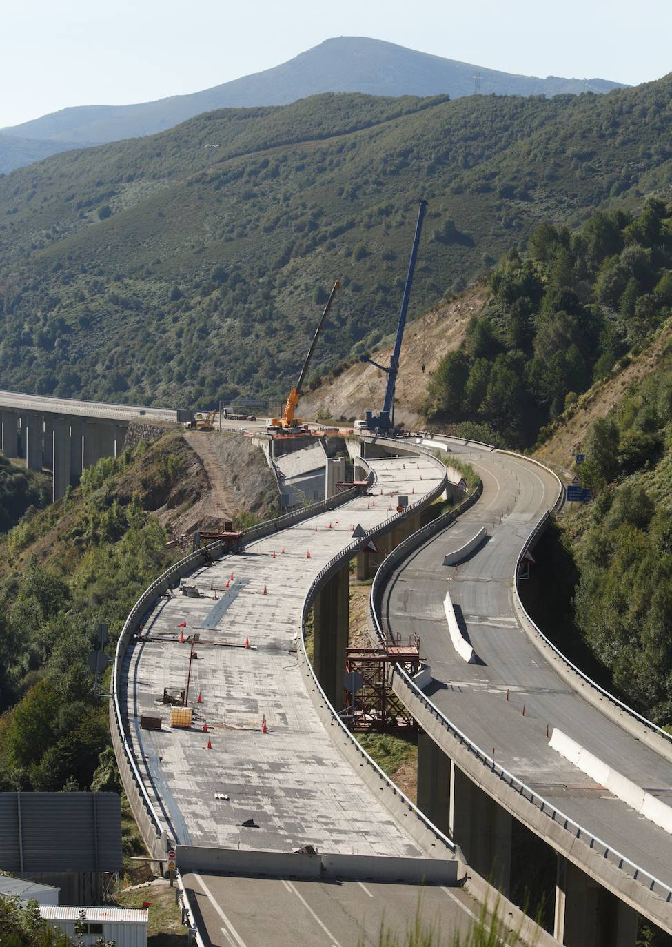 El Mitma inicia el desmontaje de las pilas 1 y 2 del viaducto del Castro de la A-6 en Vega de Valcarce.