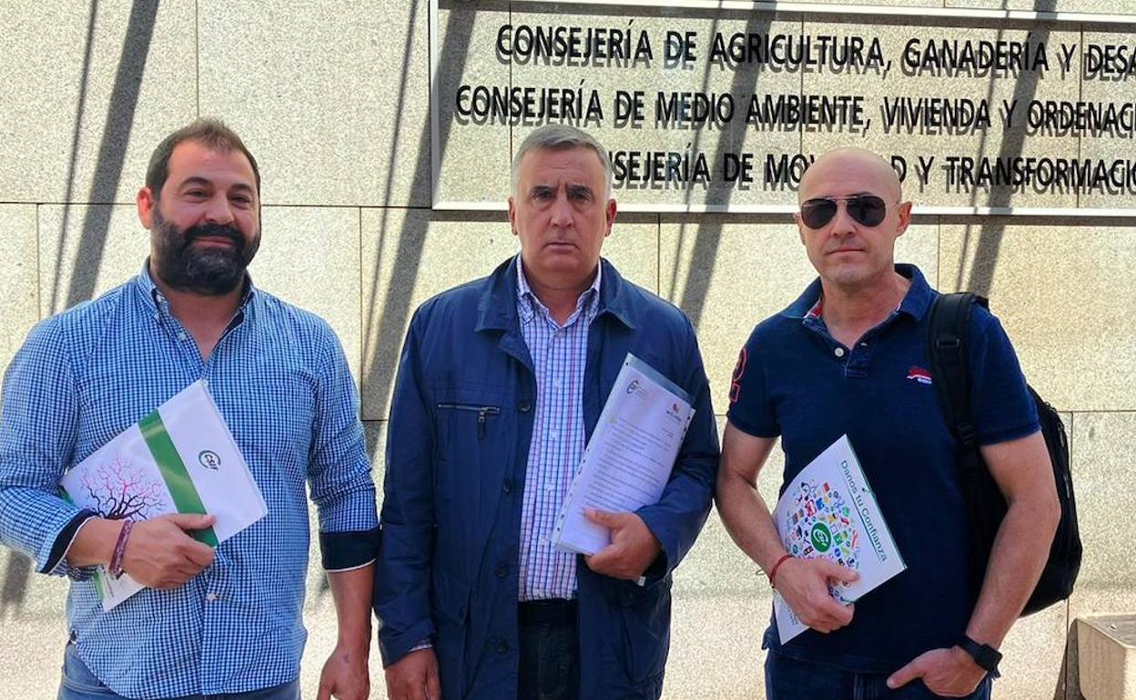 Agustín Argulo, Mariano Prieto y Alejandro Muñoz después de la reunión que ha mentenido CSIF con con el director general de Patrimonio Natural y Política Forestal.