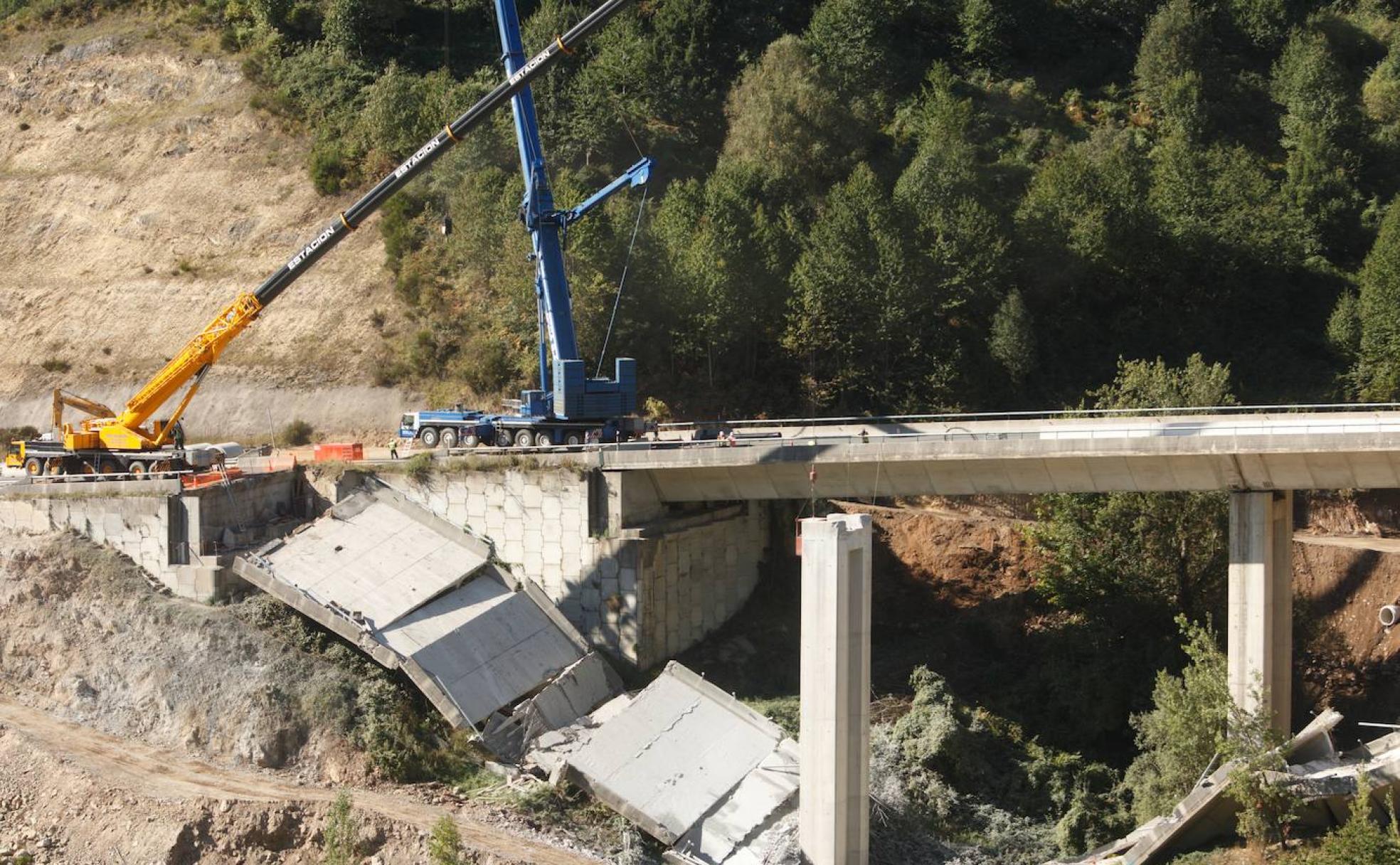 Comienza el desmontaje de las pilar 1 y 2 del viaducto del Castro en la A-6 en Vega de Valcarce.