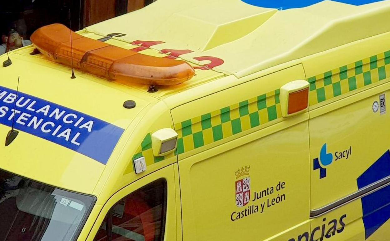 Imagen de una ambulancia de Emergencias Sacyl durante una intervención en un incidente sanitario. 