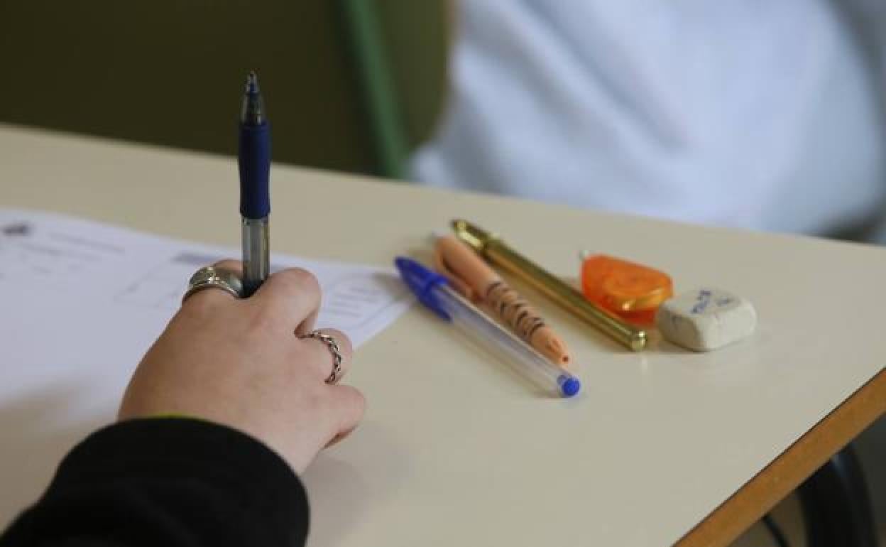 Una joven en un examen. 