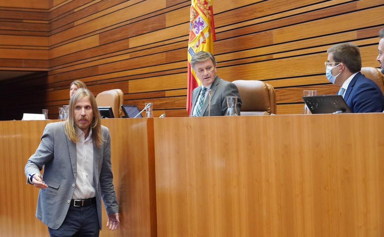 Pablo Fernández, procurador de Podemos, y Francisco Vázquez, vicepresidente de las Cortes.