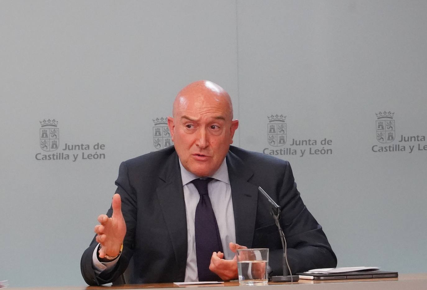 El consejero de Economía y Hacienda y portavoz, Carlos Fernández Carriedo, comparece en rueda de prensa posterior al Consejo de Gobierno junto al consejero de Presidencia Jesús Julio Carnero