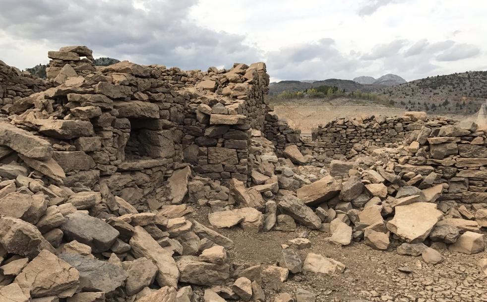 Imagen de uno de los pueblos recuperados por la sequía en el momento que bajan las aguas en el pantano de Barrios de Luna. La imagen se reproduce de forma cíclica siempre que los episodios de lluvia no son suficientes para alimentar la capacidad de almacenamiento de agua. 