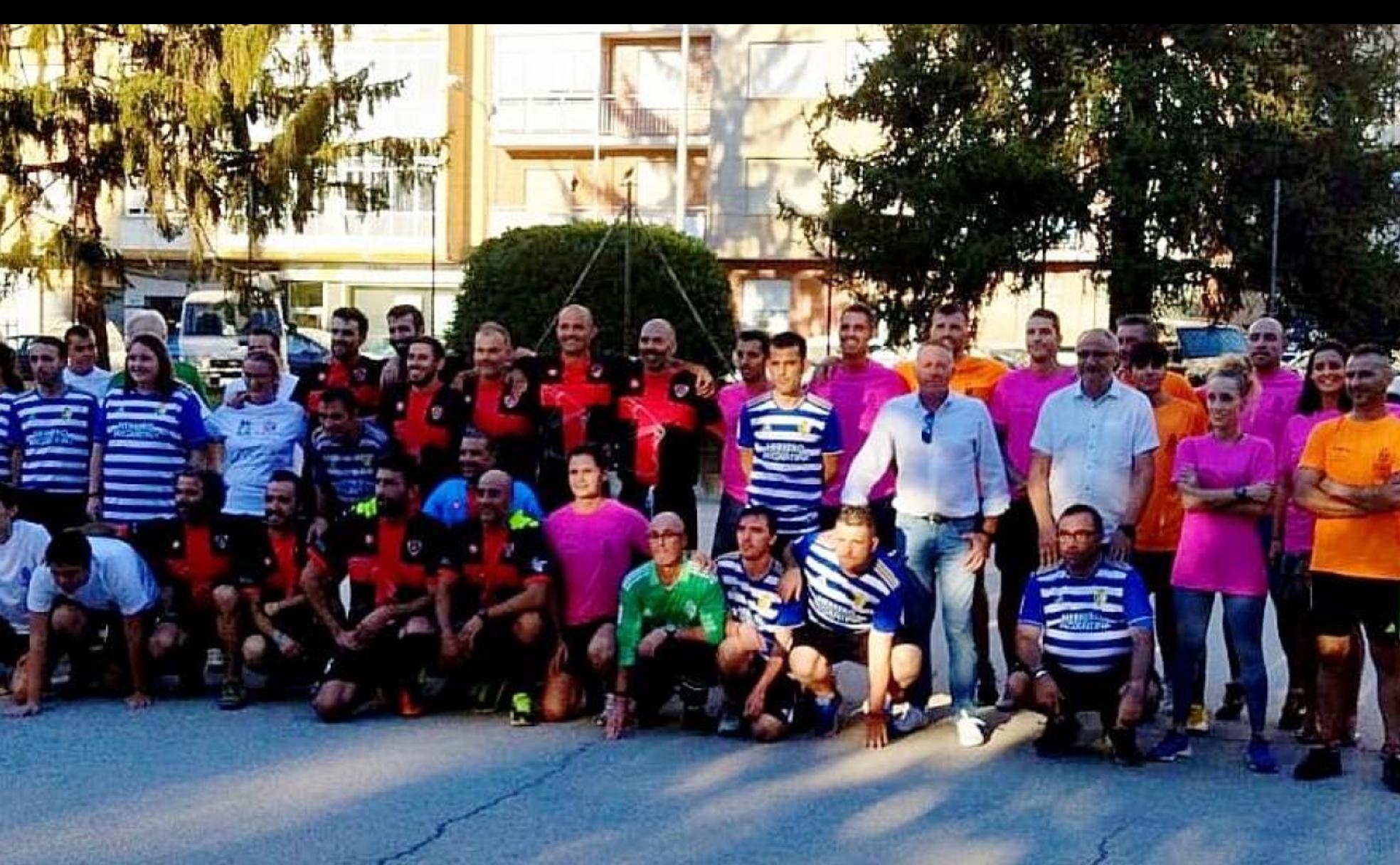 El alcalde y el concejal de Movilidad, con los participantes en el 'Partido por la Integración'.