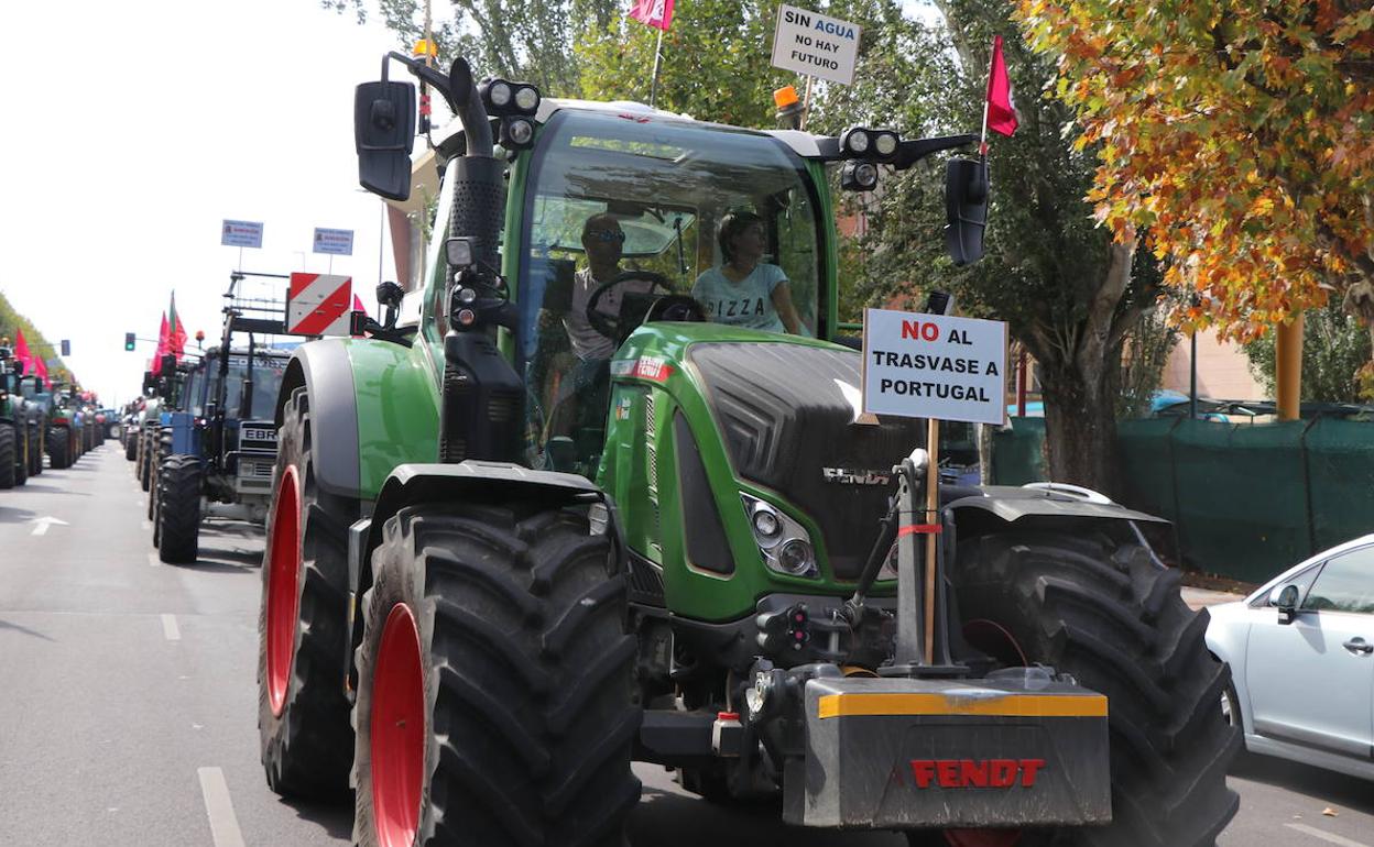 Los regantes celebran una manifestación y tractorada multitudinaria el pasado lunes 19 de septiembre en León.