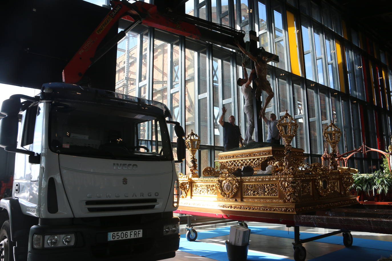 Fotos: Las cofradías preparan sus pasos para la procesión magna