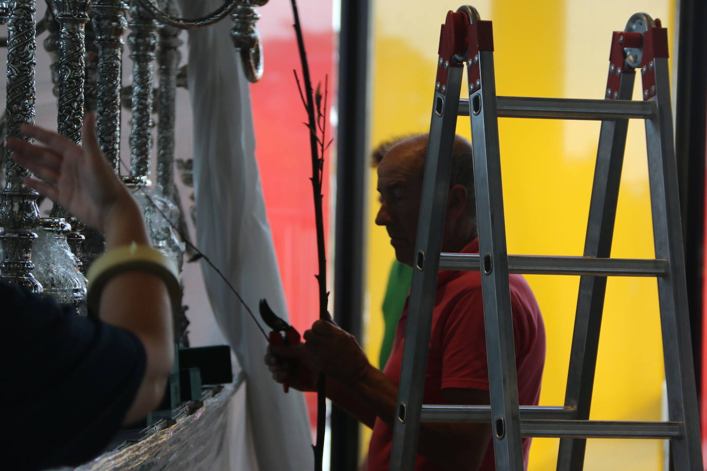 Fotos: Las cofradías preparan sus pasos para la procesión magna