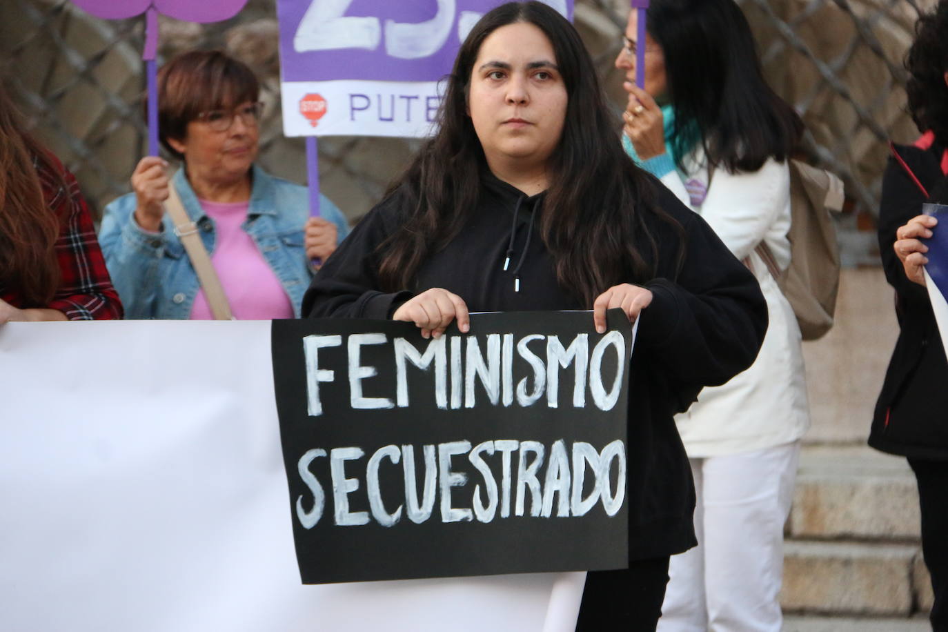 Concentración frente a Botines en León para pedir la abolición de la prostitución y la protección de las víctimas de explotación sexual. 