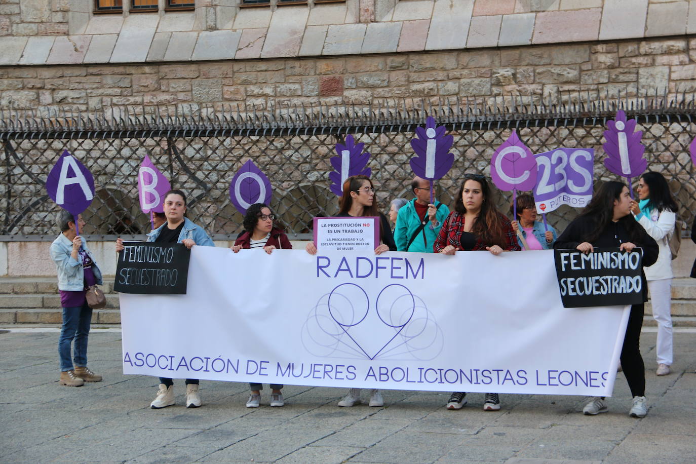 Concentración frente a Botines en León para pedir la abolición de la prostitución y la protección de las víctimas de explotación sexual. 