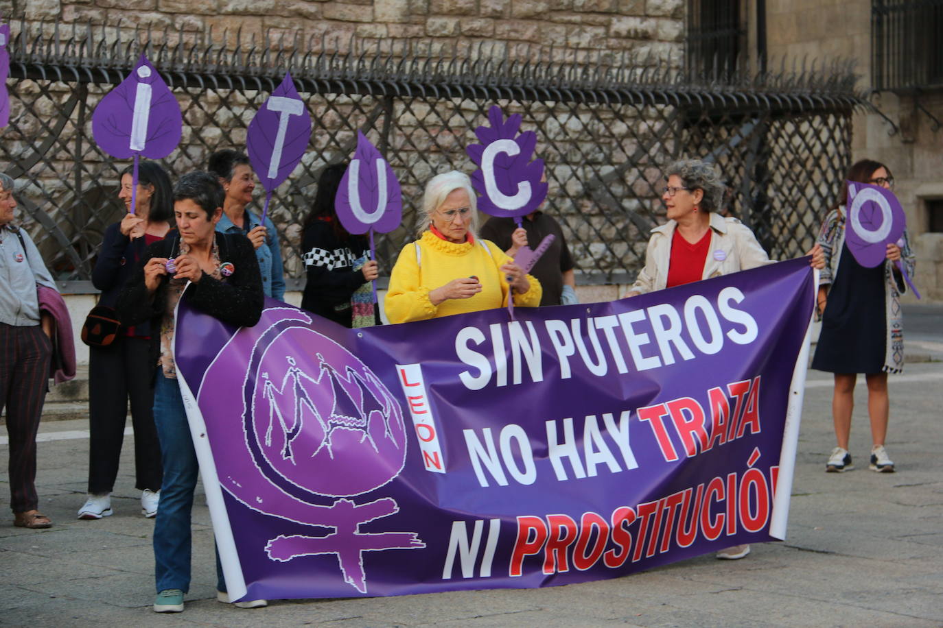 Concentración frente a Botines en León para pedir la abolición de la prostitución y la protección de las víctimas de explotación sexual. 