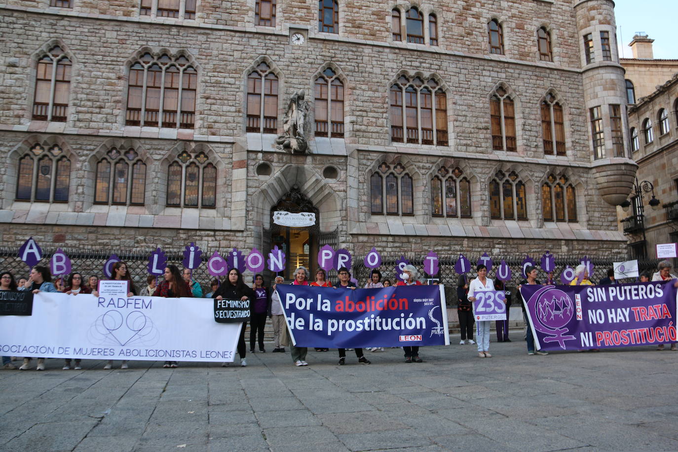 Concentración frente a Botines en León para pedir la abolición de la prostitución y la protección de las víctimas de explotación sexual. 